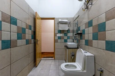 Toilet of The Deodar Stays Rooms